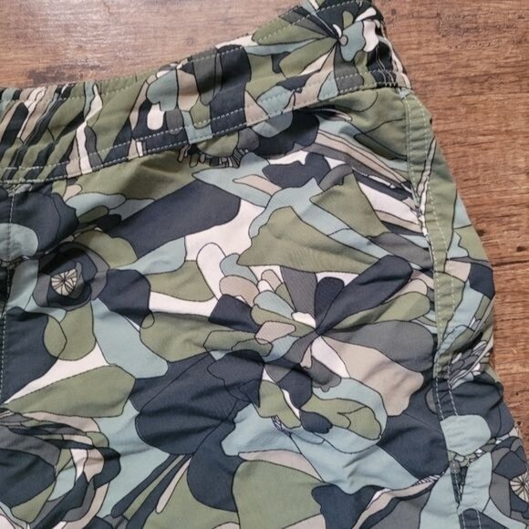 Men's Patagonia shorts green camo camouflage floral print hiking size 28 - Picture 4 of 5